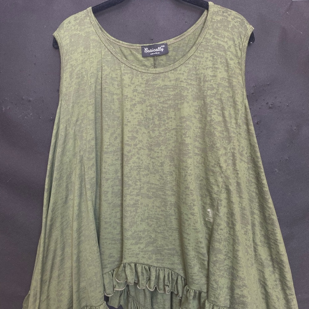 BasicallyMe Green Top: Size Medium/Large